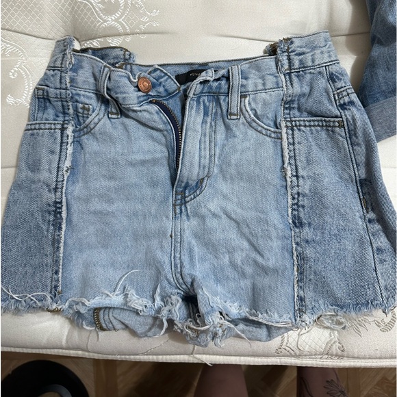Buckle jean shorts - Picture 1 of 2